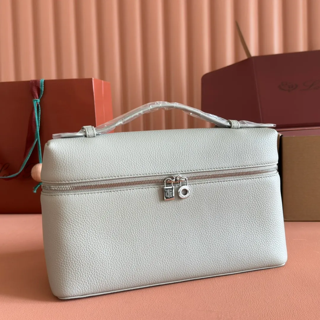 p1280💋💋💋【Original leather all-steel configuration counter complete package】𝐋𝐨𝐫𝐨 𝐏𝐢𝐚𝐧@ Extra pocket L27 series handbag/crossbody bag The most comfortable life is when it is not defined, just like loro The material design of pian@ does not require complicated design styles. The simple and soft outline is elegant and durable, like an exquisite cosmetic case, which perfectly balances appearance and functionality. The leather is delicate and feels as soft as butter. The small bag has a large capacity. It is not only portable with a thin shoulder strap, but can also be worn cross-body. Sisters who have a special liking for minimalist style can buy it. It is simple and versatile. The simpler, the more different. Stars and Instagram celebrities are all planting it. There are two sizes of 19 cm and 27 cm. One is exquisite and casual, and the other is elegant and grand. Dimensions: length 27×width 10×height 16cm (with shoulder strap)